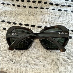 Women’s Ray-Ban sunglasses, tortoise color, no scratches, pristine condition!!